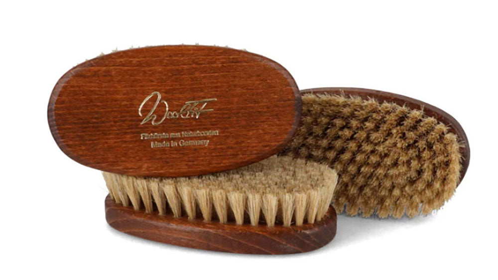 WoolFits eigene Filzbürsten mit besonders weichen & natürlichen Borsten.