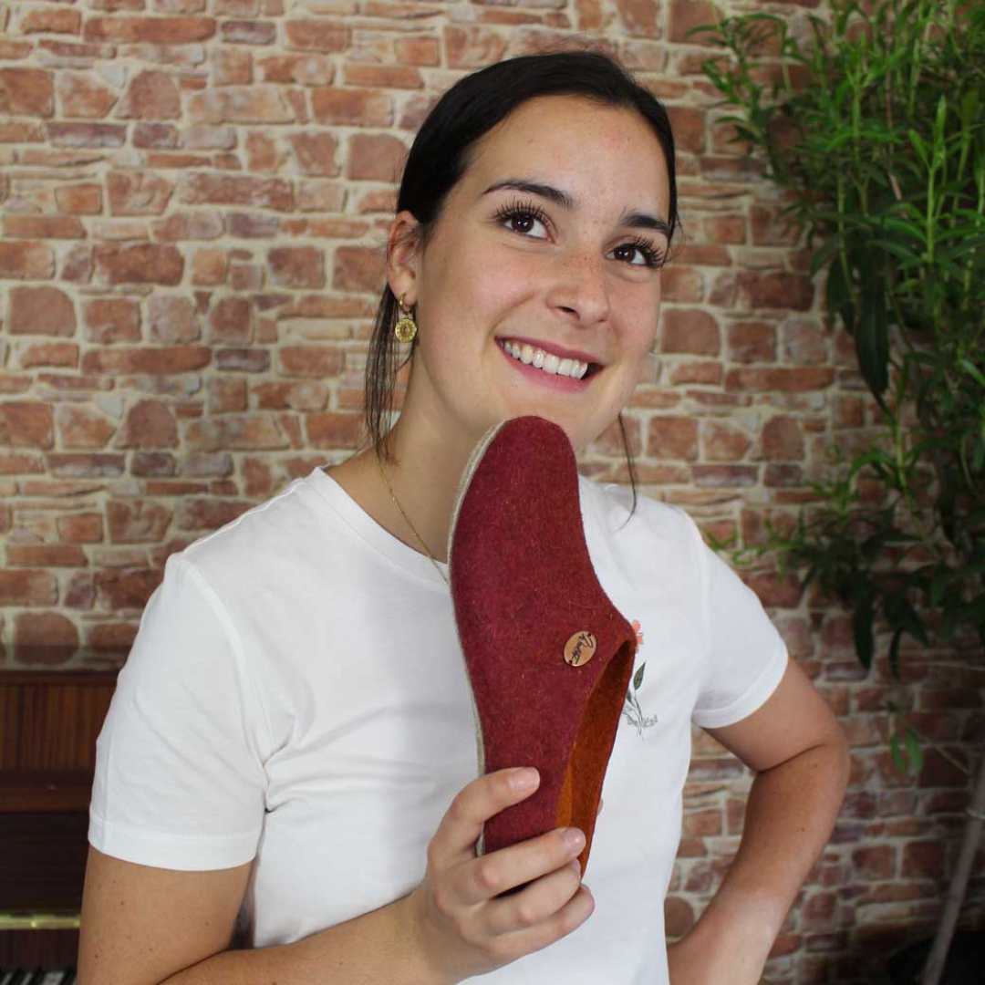 Nachdenklicher Blick, welcher Schuh passt.