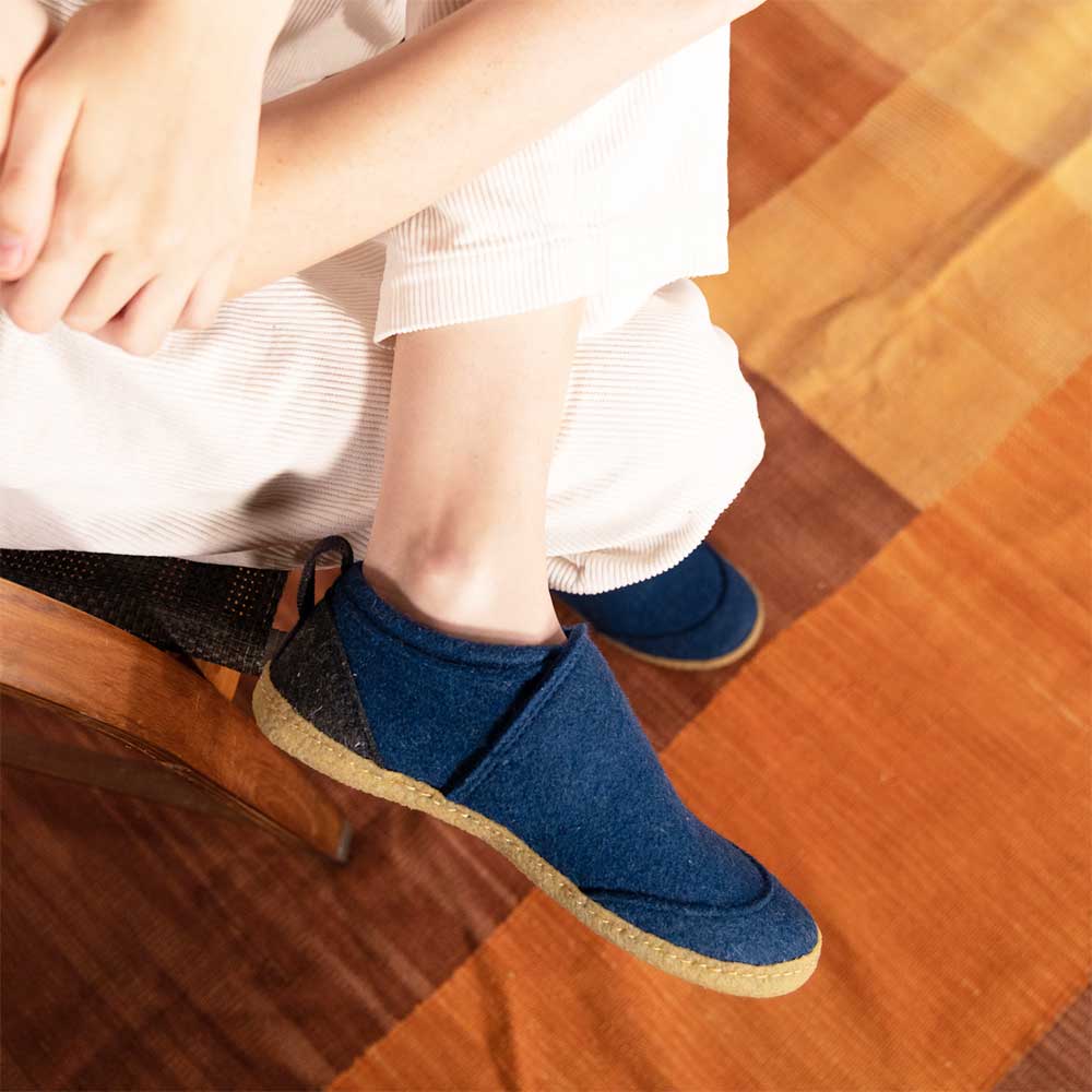 Taiga - hoher Filzhausschuh mit rutschhemmender Gummisohle, blau