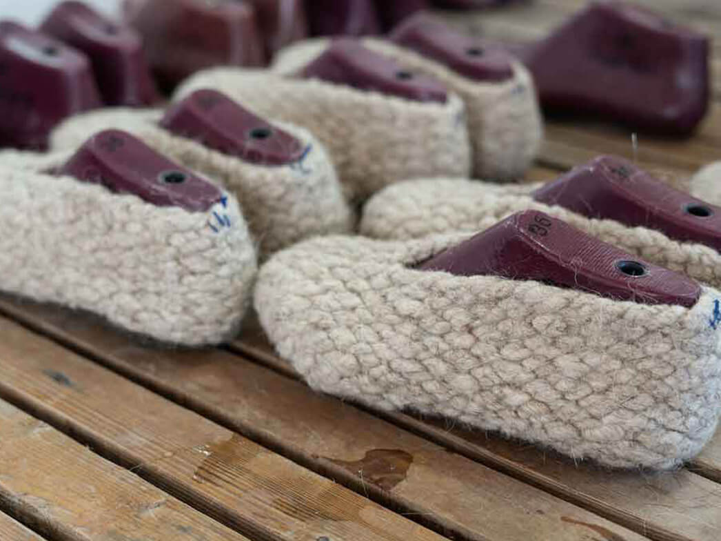 1 woolies-gewebte-hausschuhe-mit-naturgummisohle-beige #farbe_beige