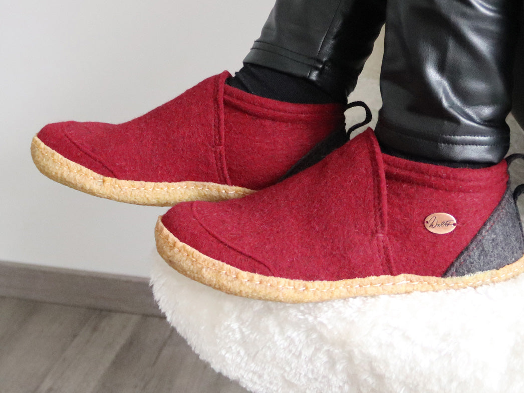 Taiga - hoher Filzhausschuh mit rutschhemmender Gummisohle, dunkelrot