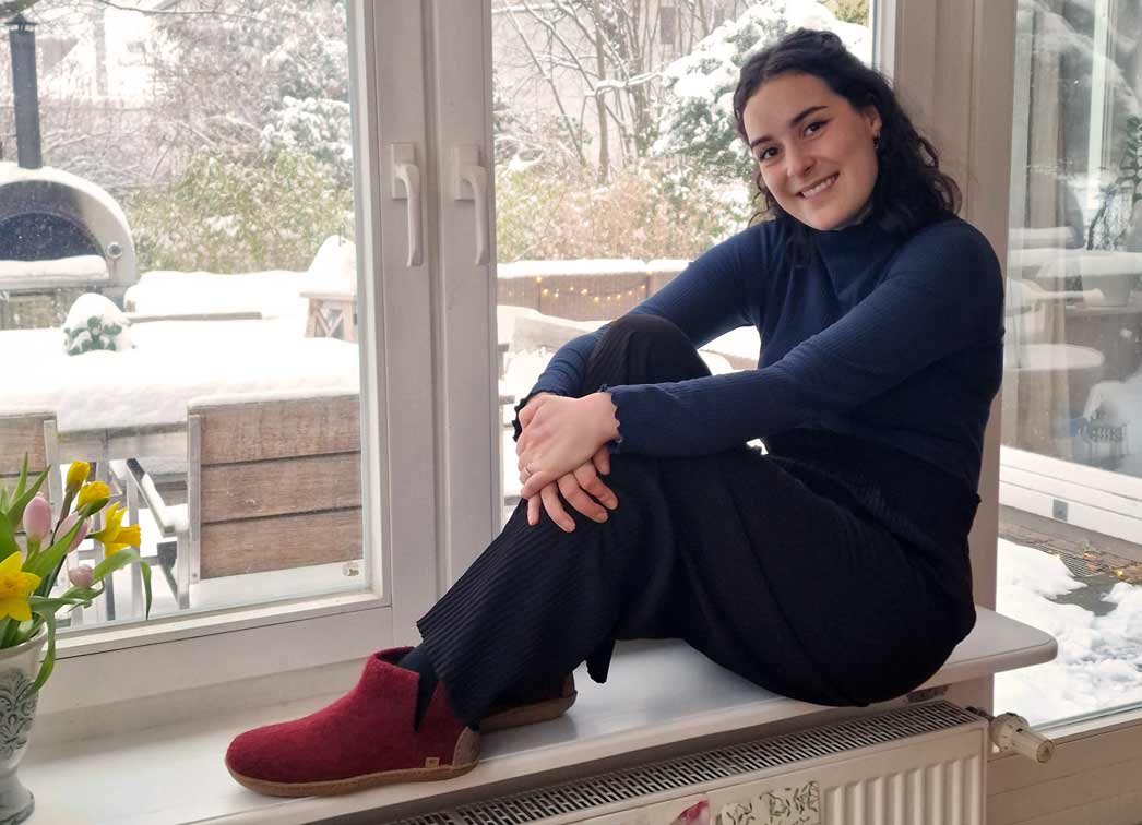 hübsche Frau in traumhaften Hausschuhen