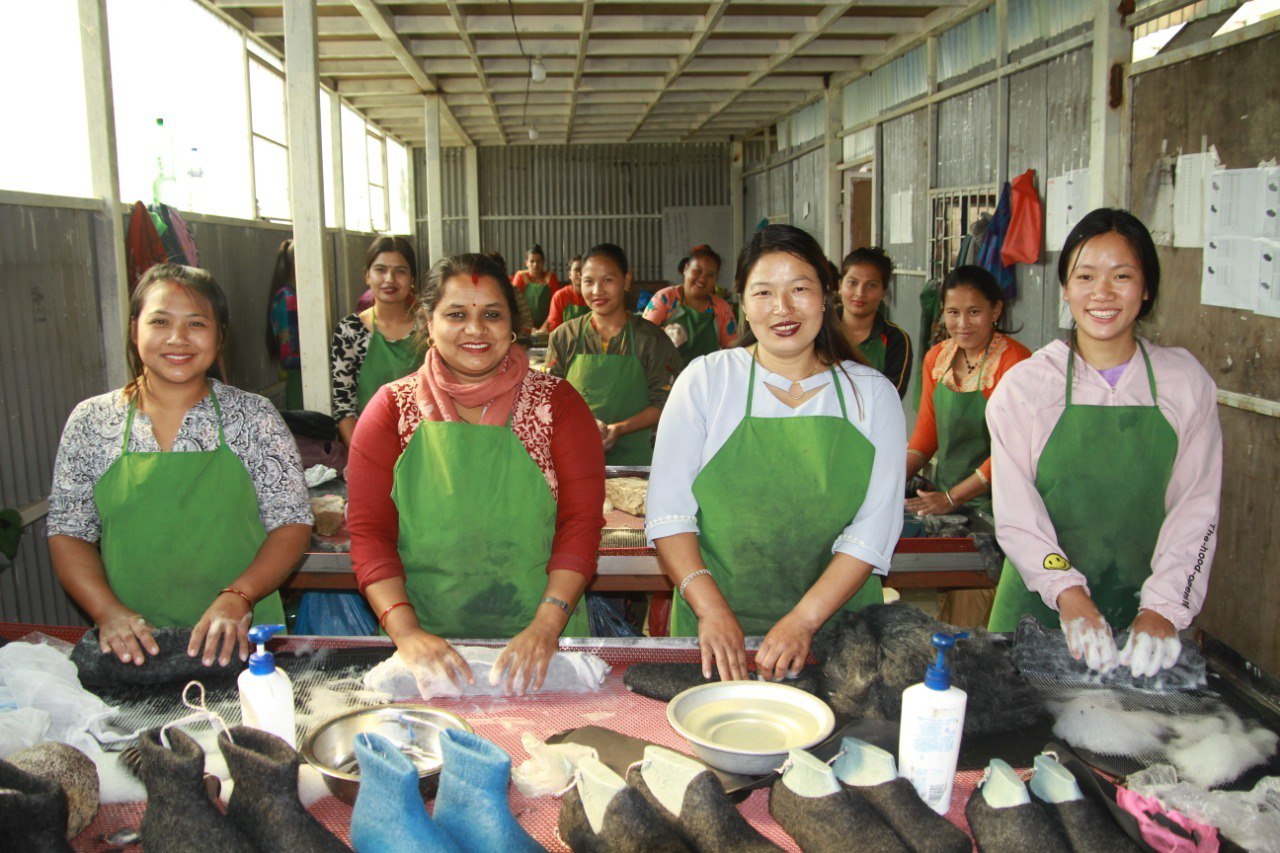 seite footprint-mit-naturgummisohle-steingrau #farbe_steingrau