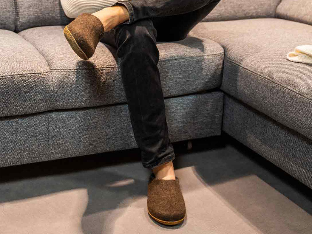 hinten classic-handgefilzte-pantoffeln-mit-einlegesohle-braun #farbe_braun