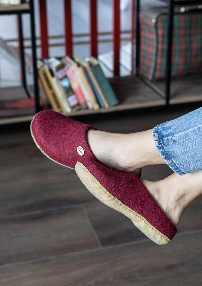 seite classic-pantoffeln-mit-gummisohle-dunkelrot #farbe_dunkelrot