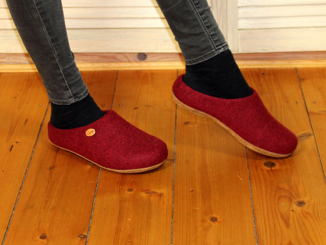 seite classic-handgefilzte-pantoffeln-mit-einlegesohle-dunkelrot #farbe_dunkelrot