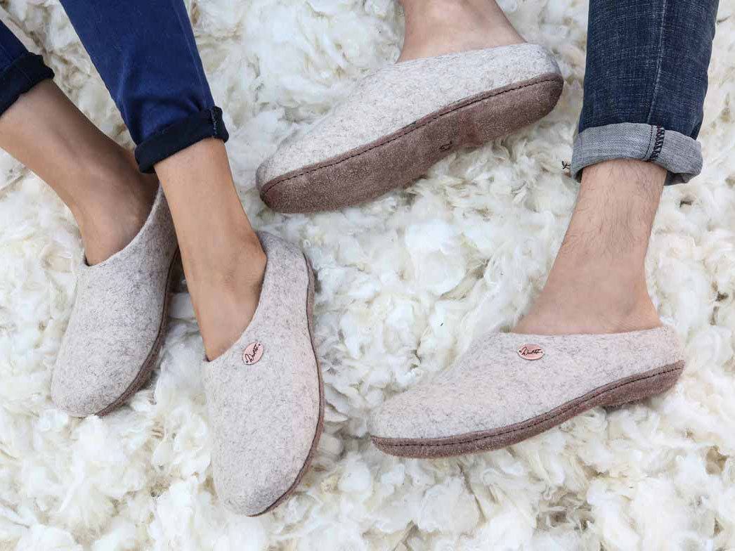 hinten classic-handgefilzte-pantoffeln-mit-einlegesohle-beige #farbe_beige
