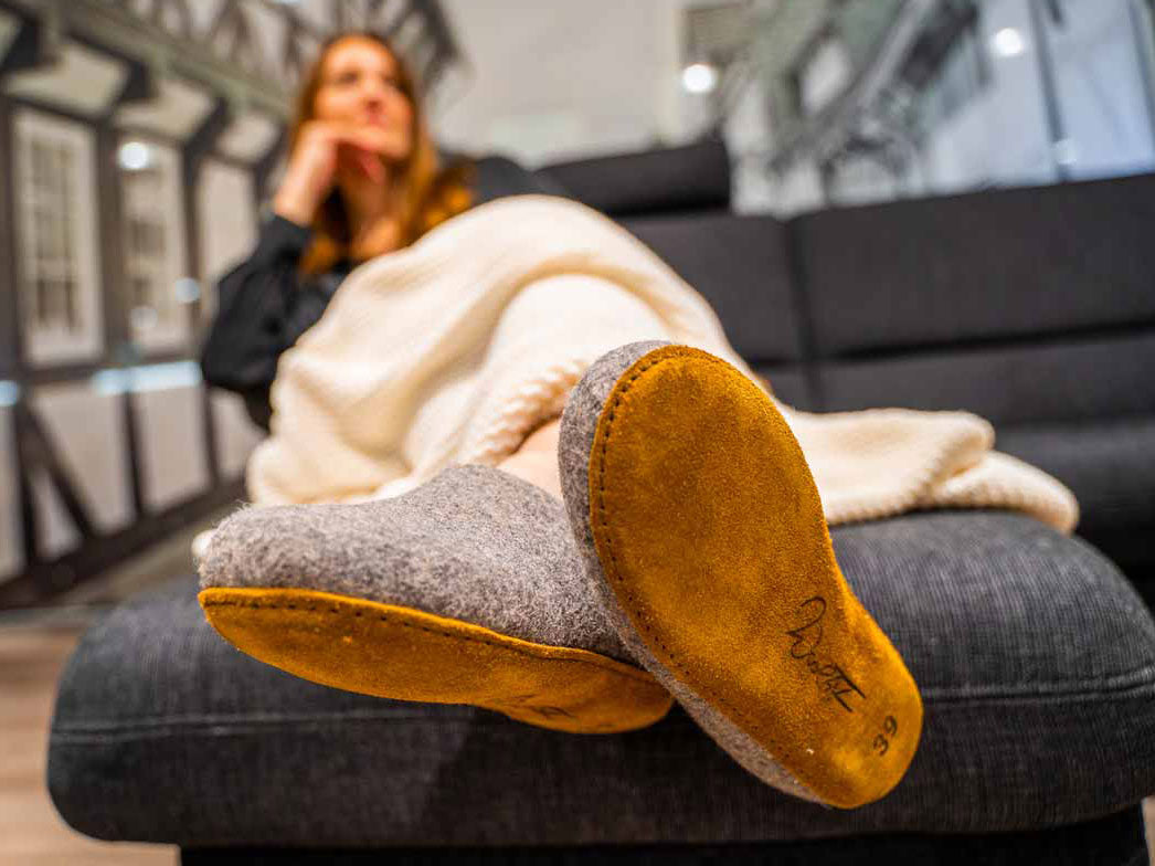 5 classic-handgefilzte-pantoffeln-mit-einlegesohle-hellgrau #farbe_hellgrau