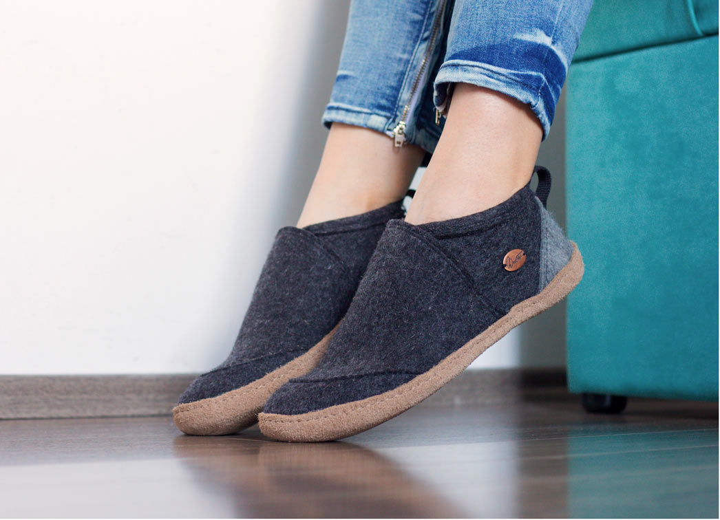 Taiga – hoher Filzhausschuh aus Wolle mit Ledersohle, dunkelgrau