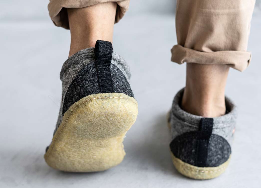 Taiga - hoher Filzhausschuh mit rutschhemmender Gummisohle, hellgrau