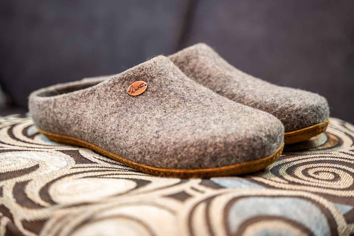 seite classic-schmal-handgefilzte-pantoffeln-mit-einlegesohle-hellgrau #farbe_hellgrau